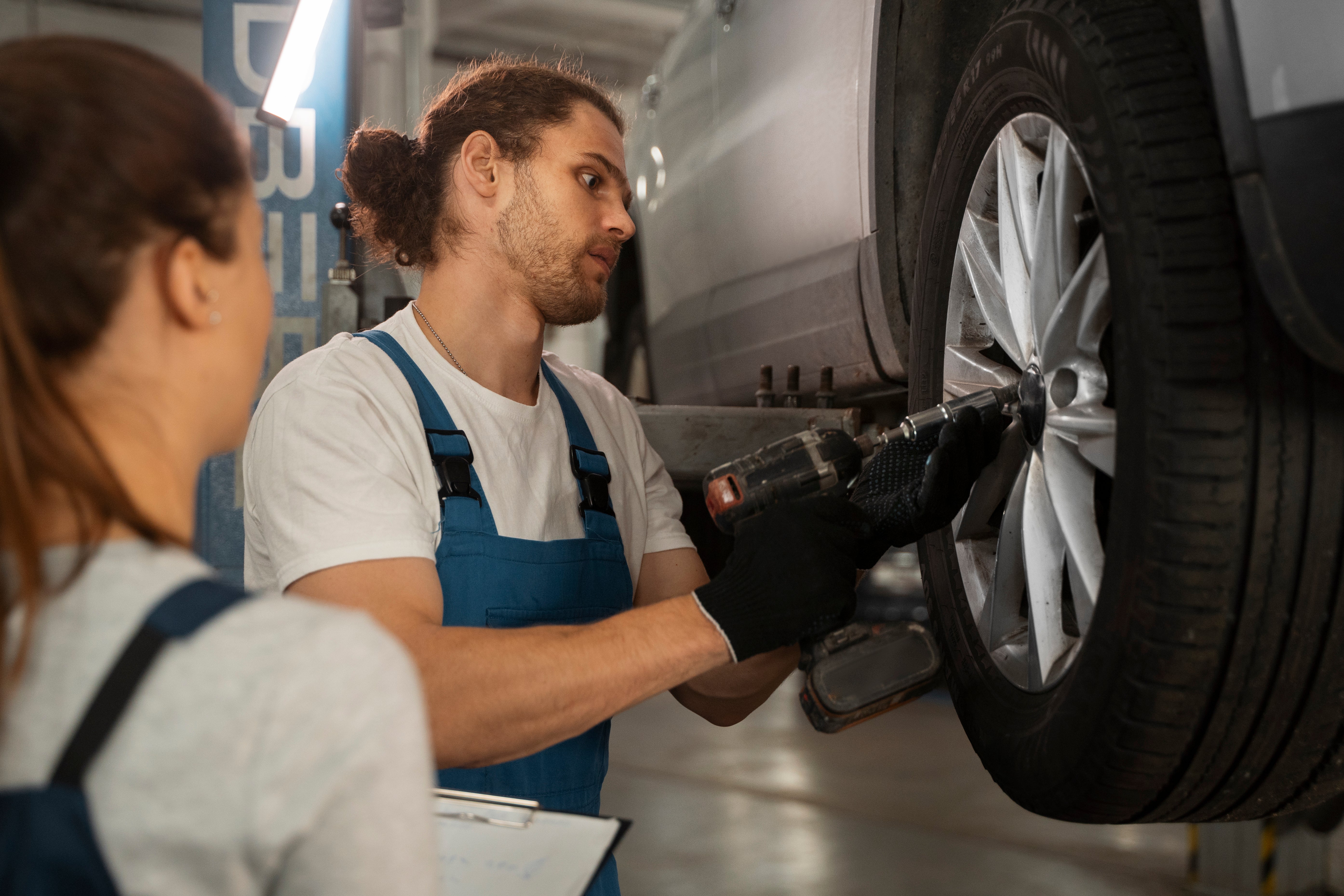 How to Choose the Right Tyre Changer Machine for Your Workshop